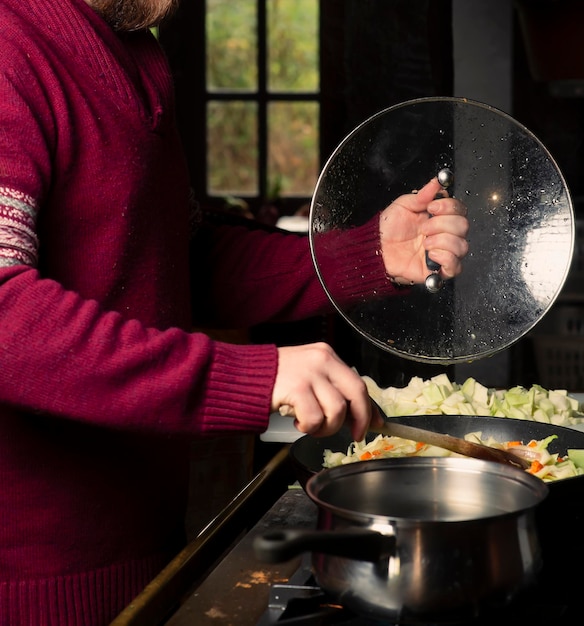 Zbliżenie na gotujące ręce